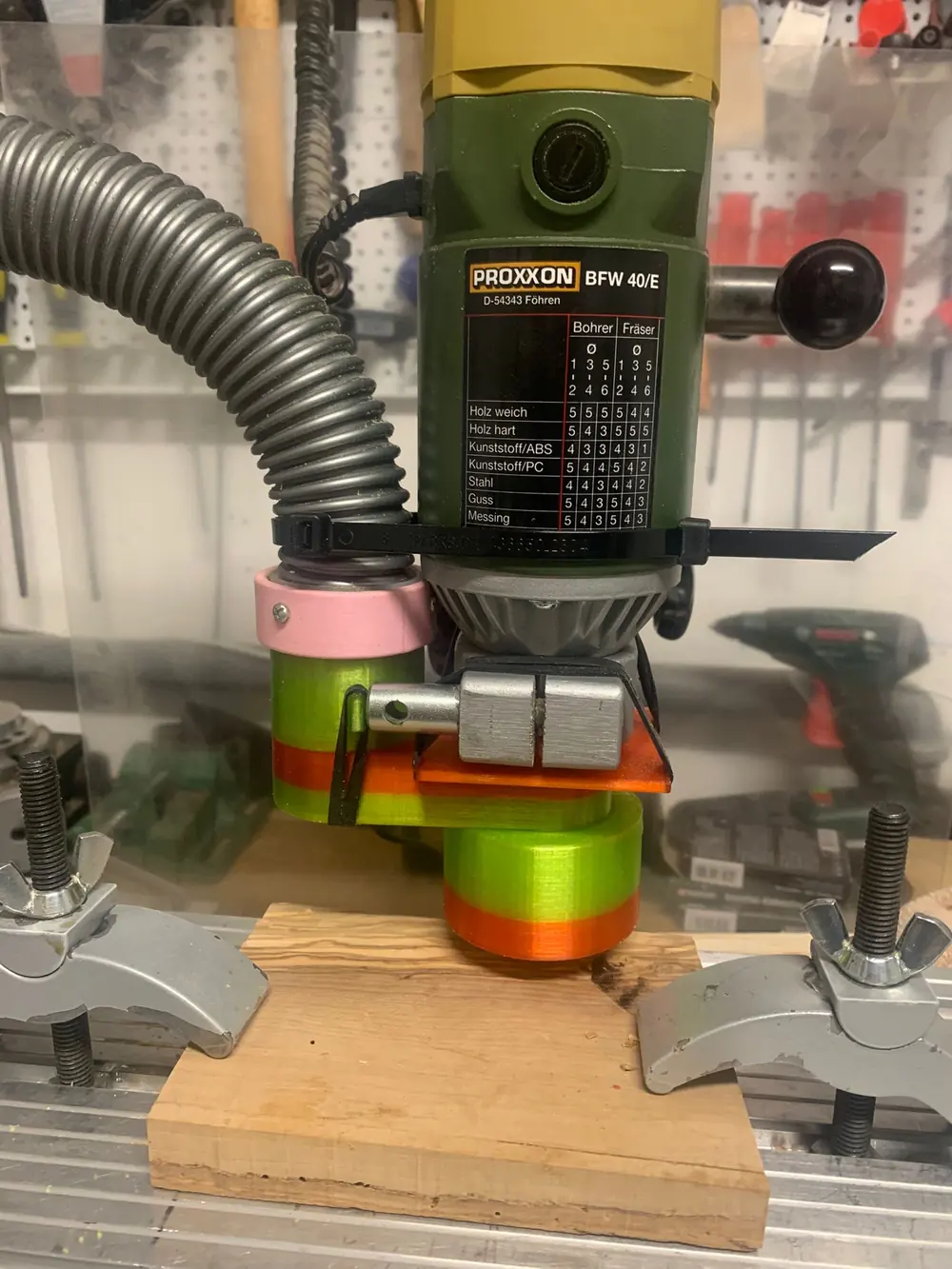 Selbst konstruierte PETG-Absaugung an einer Fräsmaschine