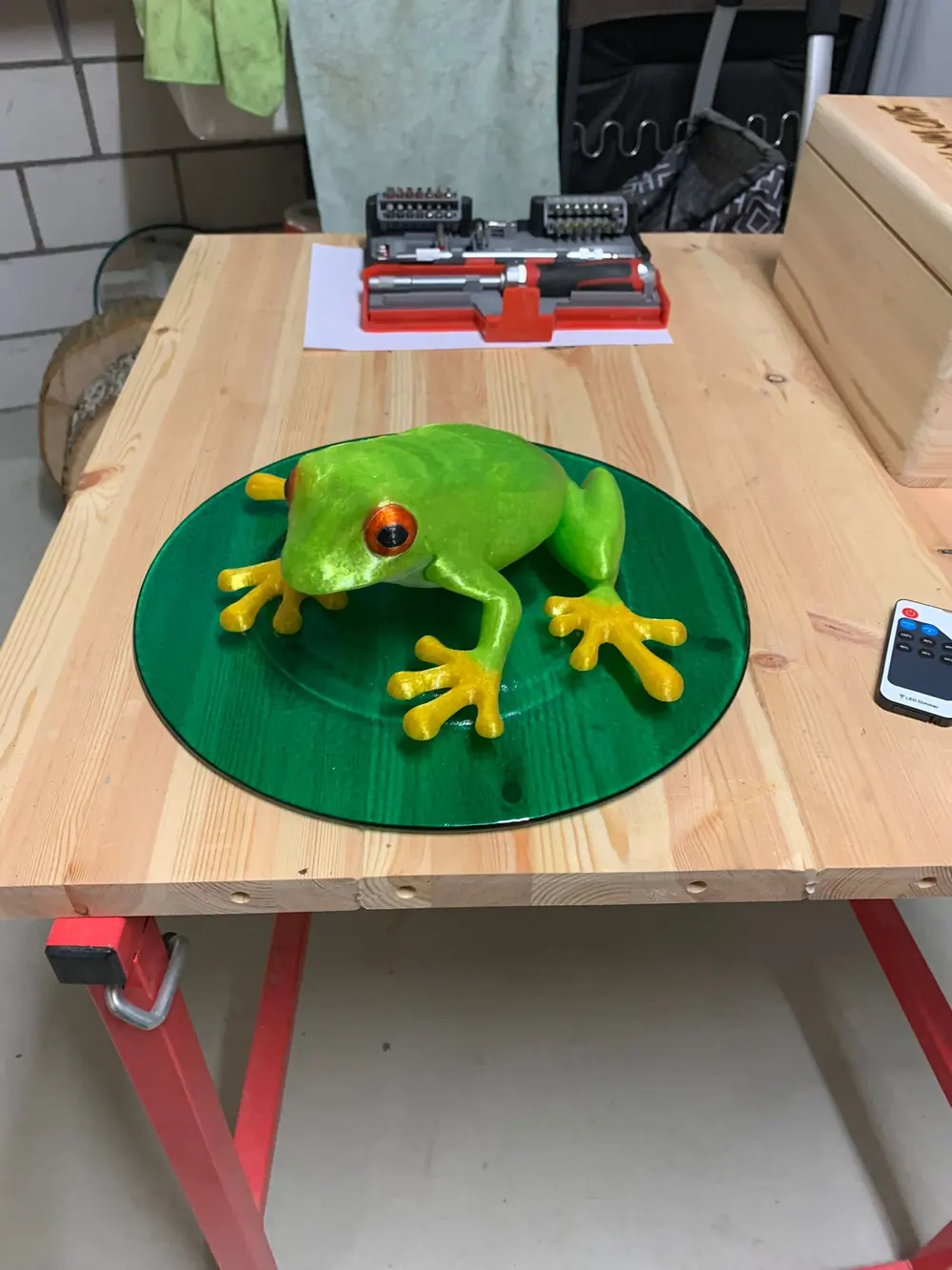 Grosser grüner und gelber PETG-Frosch