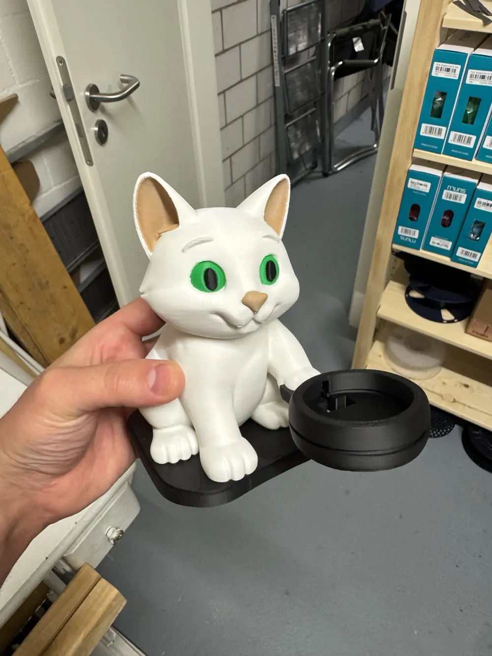 Katzenfigur als Ladekabelhalter