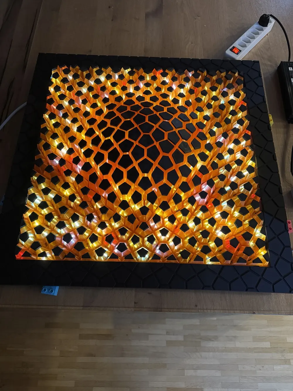 Beleuchtetes orangefarbenes Lava-Wandbild