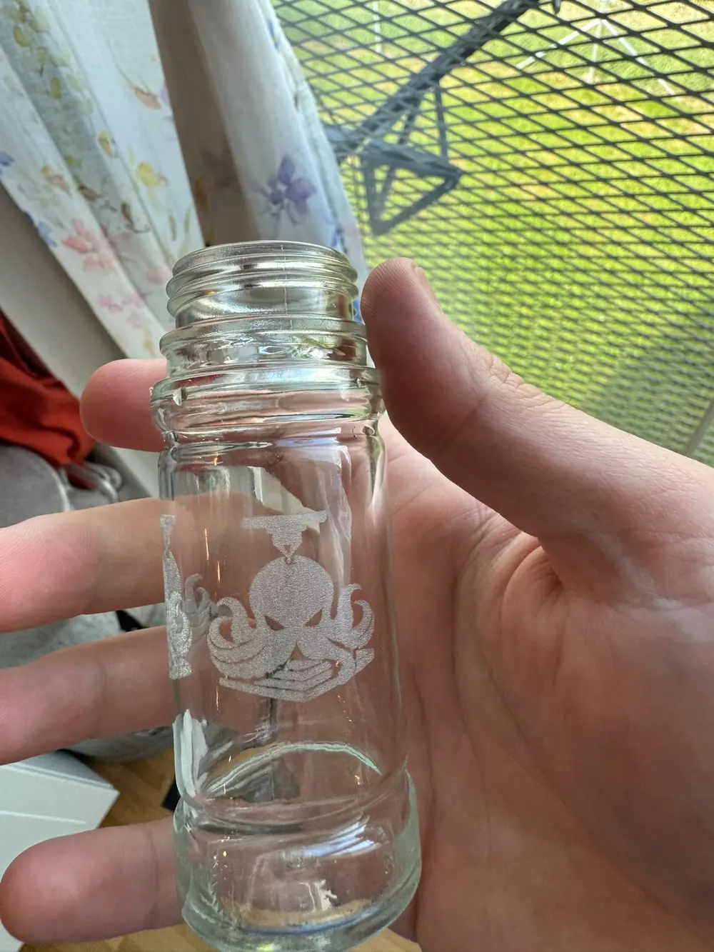 Tintenfisch-Logo auf Glas
