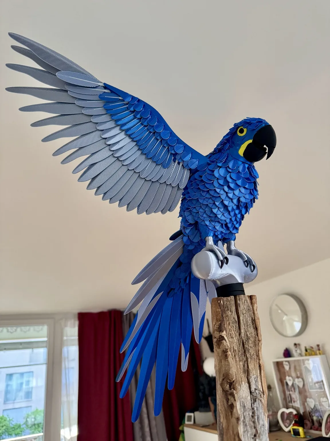 Blauer Papagei aus vielen gedruckten und verklebten Einzelteilen