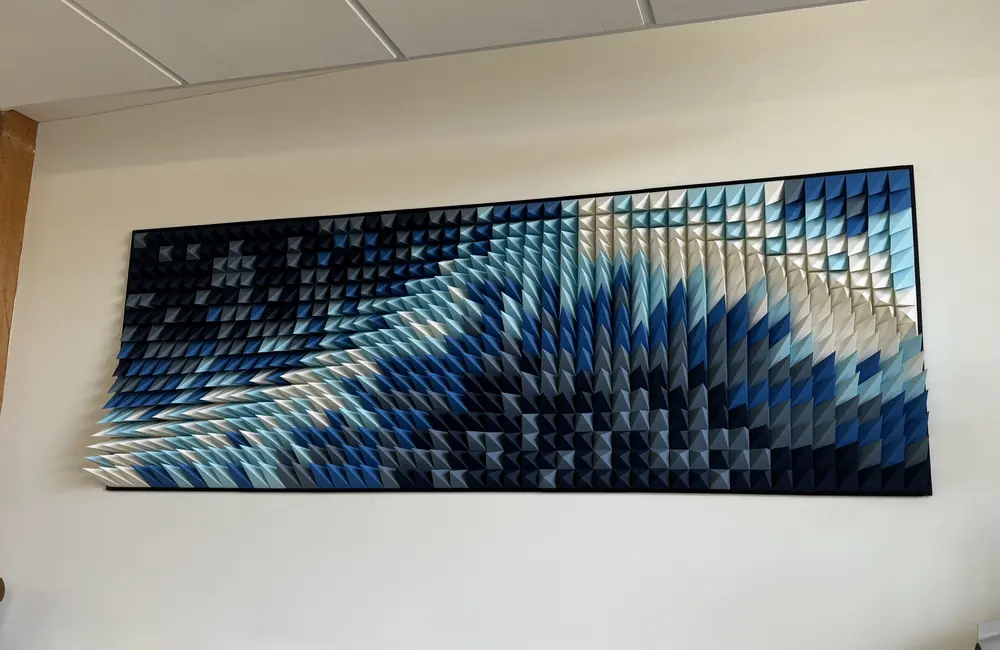 Fertiges geometrisches Wandbild in verschiedenen Blautönen