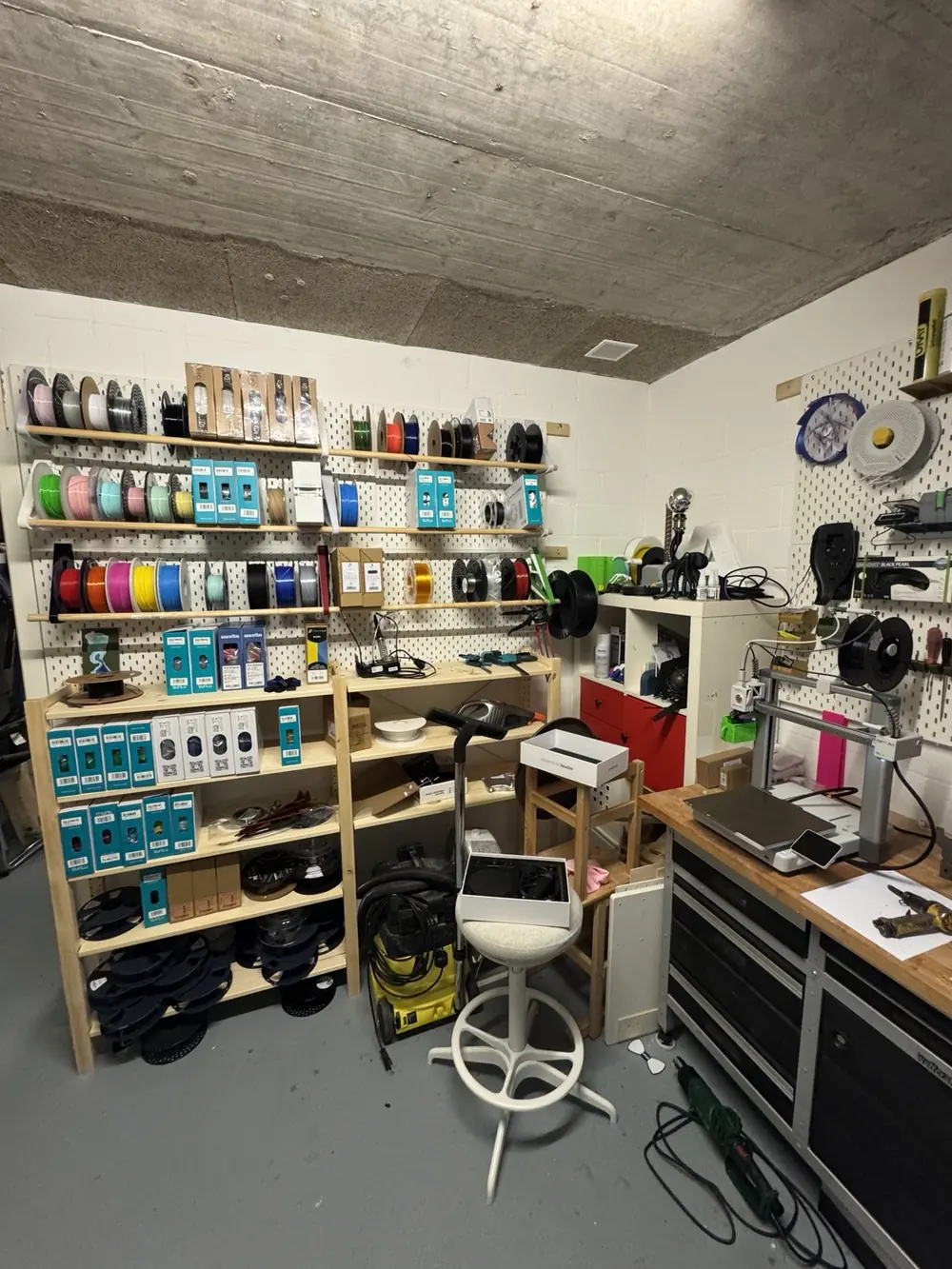 Materialregale mit Filamenten und Arbeitsplatz in Stefans Werkstatt